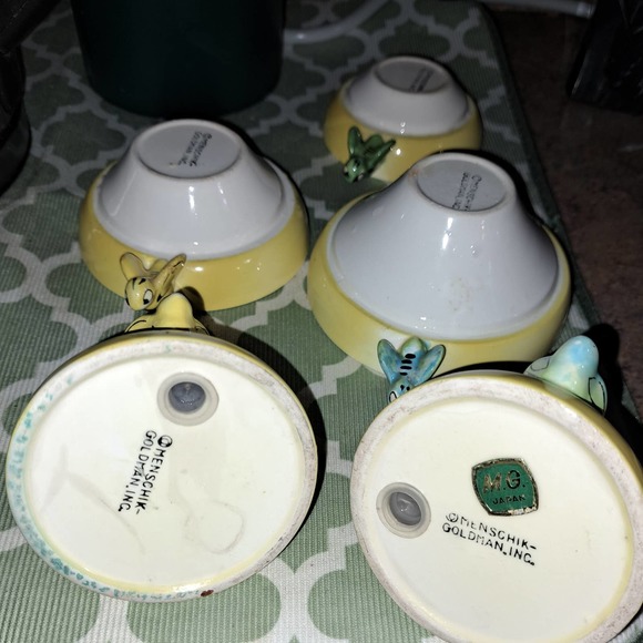 DARLING! VINTAGE 1950s Menschik Goldman Beehive Measuring Cups & Salt-Pepper - Picture 7 of 7